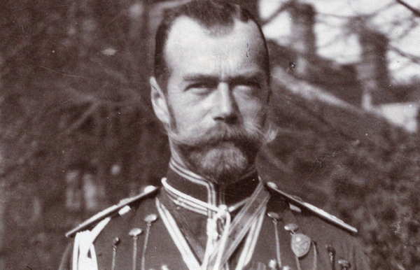 Імператор любив копчену кільку - вперше він її скуштував за кордоном. Император обожал копченую кильку - впервые он ее попробовал за границей.