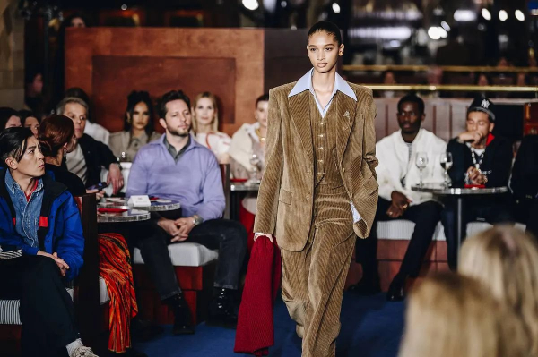 Современные вельветовые пиджаки выходят на новый уровень.