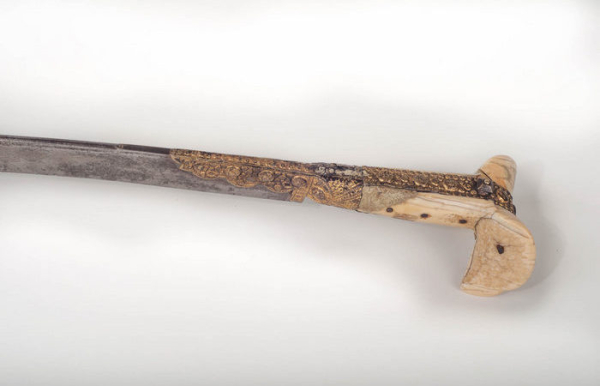 Ручка з кістки, але це не точно. Ручка от кости, но это не точно.