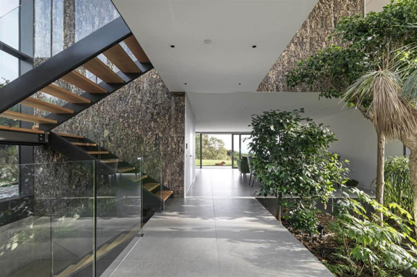 В какой бы части дома не находился, везде можно любоваться живой растительностью.