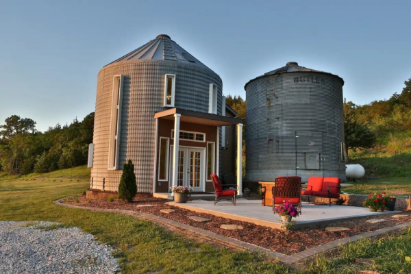 З зерносховища ось такий вийшов гостьовий будиночок (Grain Bin Getaway). Из зернохранилища вот такой получился гостевой домик (Grain Bin Getaway).