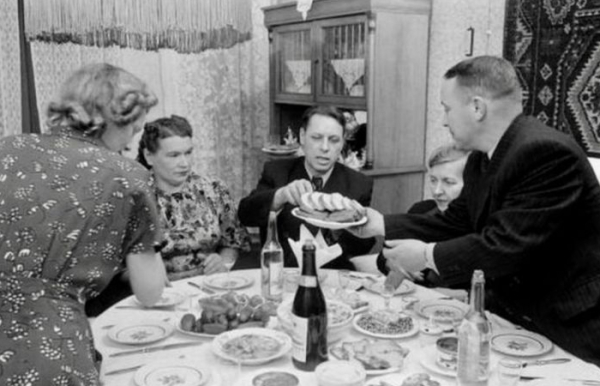 До 70-х шпроти впали в ціні та якості. К 70-м шпроты упали в цене и качестве.