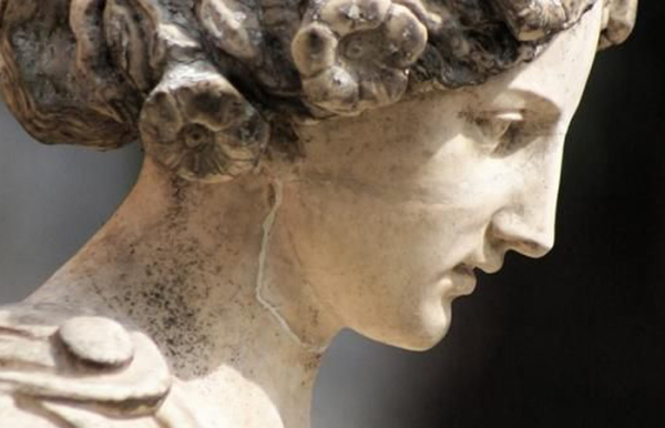 Давньогрецький профіль - це коли лінія чола плавно перетворюється на лінію носа. Древнегреческий профиль - это когда линия лба плавно переходит в линию носа.