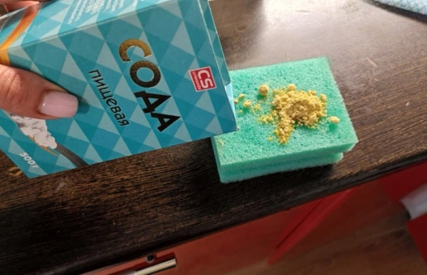 Горчичный порошок с содой отлично отмоют посуду.