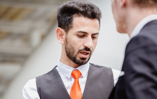 Професійні брехуни в очі, навпаки, саме дивляться. Профессиональные лжецы в глаза, напротив, как раз смотрят.