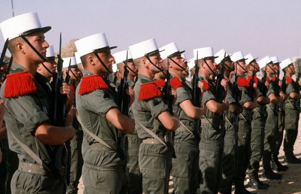 Формально легіонери не найманці, але це не точно. Формально легионеры не наёмники, но это не точно.