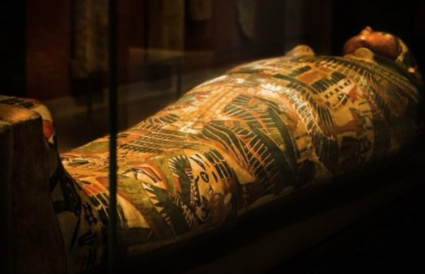 Саркофаг утримував запахи олій та воску. Саркофаг удерживал запахи масел и воска.