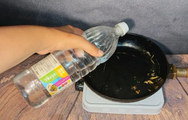 Уксус спасет вас от мытья сковородки.