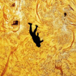 Падіння Ікара: астрофотограф зобразив парашутиста, який «підлетів» прямо до Сонця