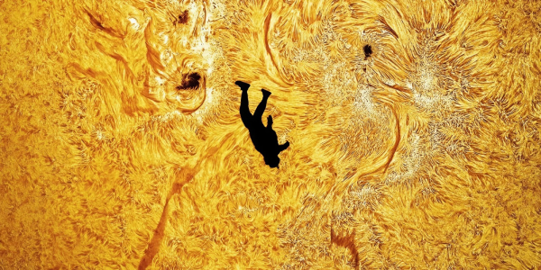 парашутист на тлі сонця