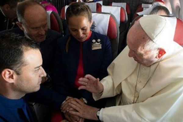 Папа Римський Франциск вінчає пару бортпровідників у польоті. Папа Римский Франциск венчает пару бортпроводников прямо в полёте.