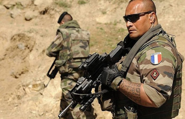 Правовий статус іноземних громадян у легіоні – дуже хиткі. Правовой статус иностранных граждан в легионе - очень зыбкий.