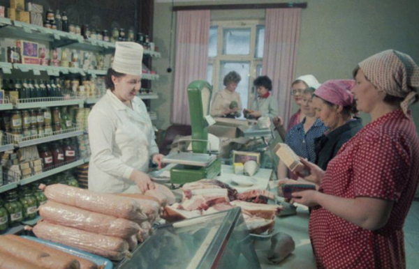 Цей вид ковбаси сподобався за невеликі шматочки шпику, які ідеально поєднувалися з яловичиною. Этот вид колбасы полюбился за небольшие кусочки шпика, которые идеально сочетались с говядиной.