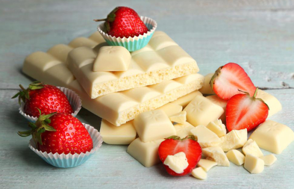 У білому шоколаді є корисні речовини. В белом шоколаде есть полезные вещества.