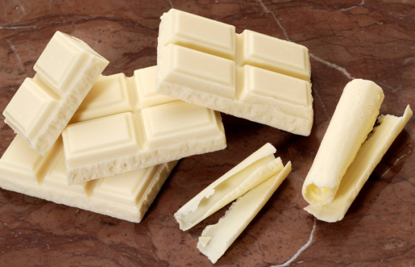 Білий шоколад може почати плавитися в руках за температури тіла. Белый шоколад может начать плавиться в руках при температуре тела.