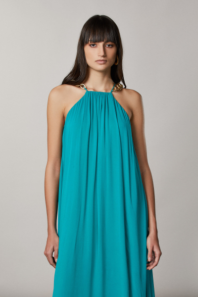 Увеличивает плечи 