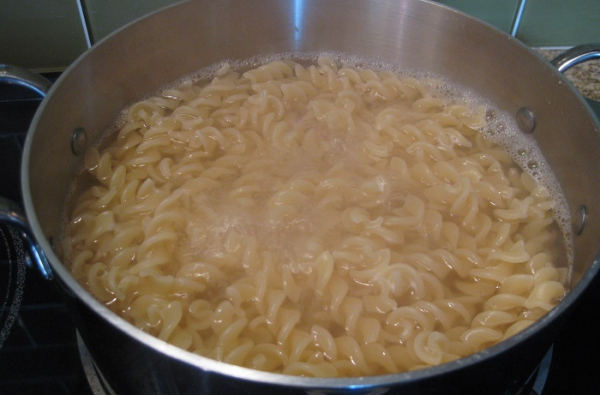 Если макароны не перемешать, они прилипнут