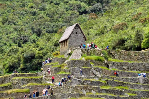 У Мачу-Пікчу щодня пускають лише обмежену кількість туристів. В Мачу-Пикчу ежедневно пускают только ограниченное количество туристов.