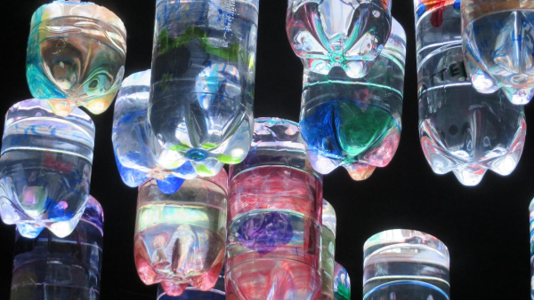 Бутылка с водой и фонарик творят чудеса.