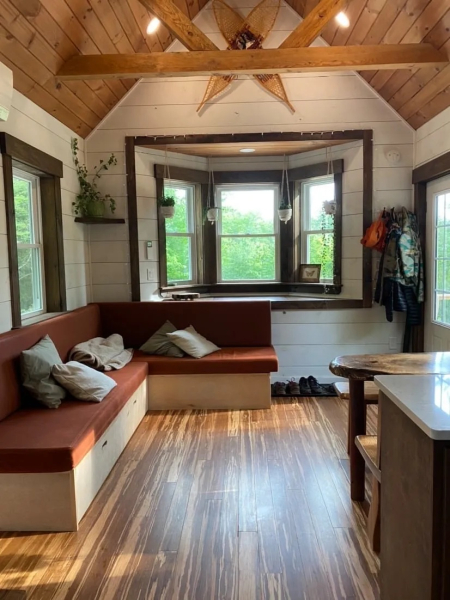 Гостиная у эркерного окна.