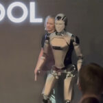 Російський робот Aidol упав на сцені після кількох кроків —…