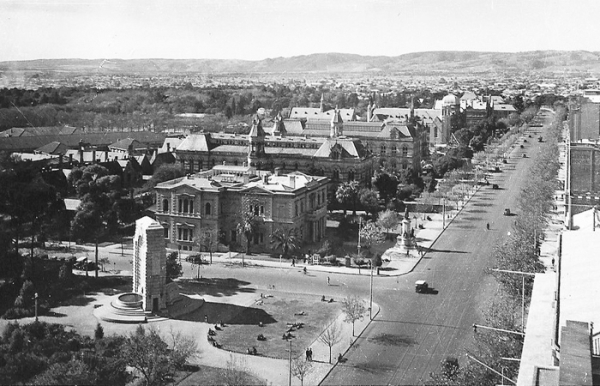 Мошенник всю жизнь трудился архитектором на благо общества.