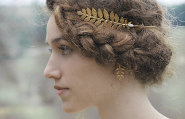 Давньогрецькі модниці намагалися відрощувати волосся – це ознака багатства. Древнегреческие модницы старались отращивать волосы - это признак богатства.