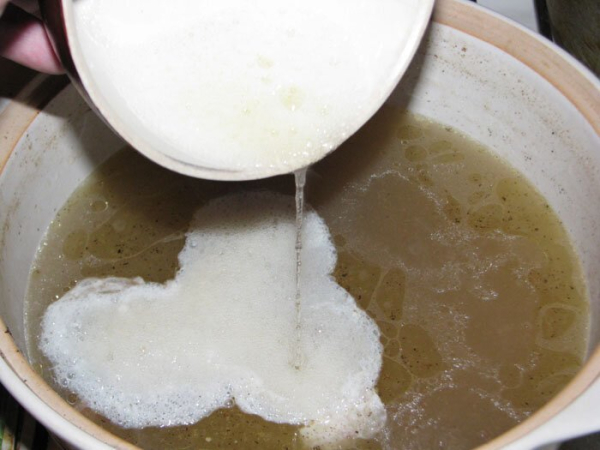 Збийте білки і влийте в бульйон Взбейте белки и влейте в бульон