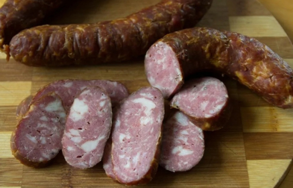 Ковбаса мала виражений аромат часнику та копченостей. Колбаса имела выраженный аромат чеснока и копченостей.