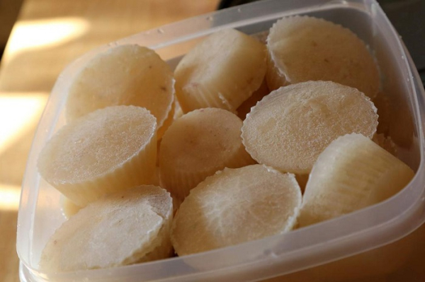 Можна заморозити бульйон у формах для кексів Можно заморозить бульон в формах для кексов