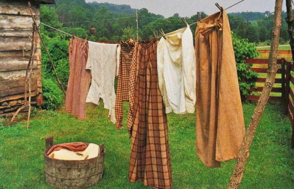 На Русі носили прості фасони спідниць. На Руси носили простые фасоны юбок.