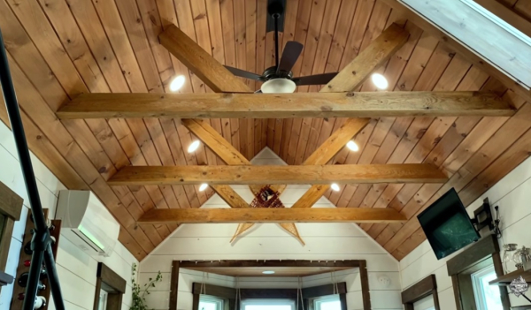 Массивные балки – самый яркий элемент деревенской эстетики.