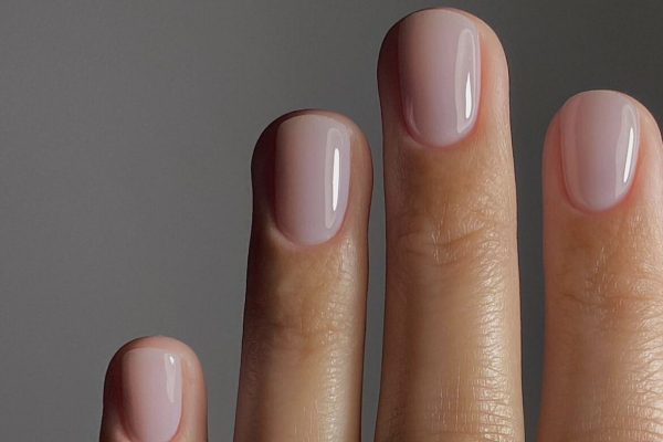 Рожевий лак із холодним сірим підтоном - ідеальна знахідка для дівчат із короткими нігтями. Розовый лак с холодным серым подтоном - идеальная находка для девушек с короткими ногтями.