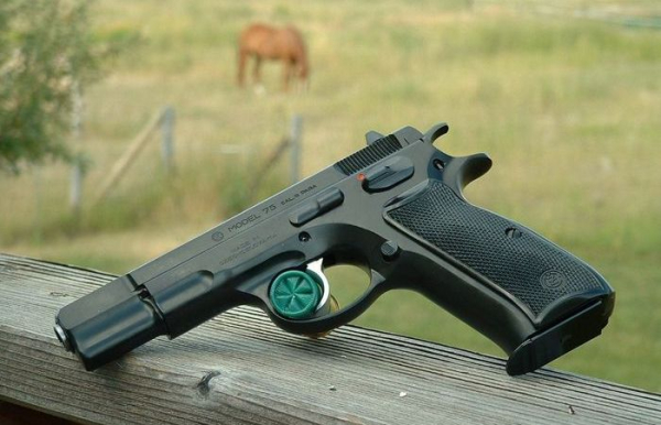 Застосовується у спецназі. Применяется в спецназе.