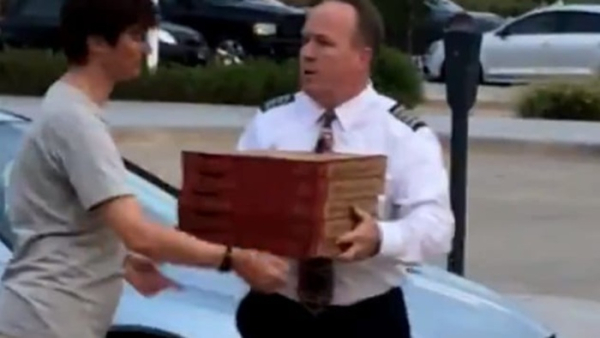 Кадр із відео, на якому пілот розносить замовлену ним піцу для пасажирів його рейсу. Кадр из видео, на котором пилот разносит заказанную им пиццу для пассажиров его рейса.