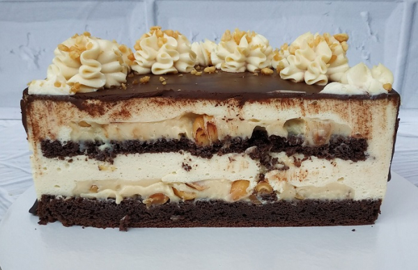 Торт можно украсить кремом сверху