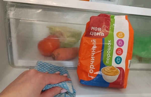 Горчица легко избавит вас от неприятного запаха в холодильнике.