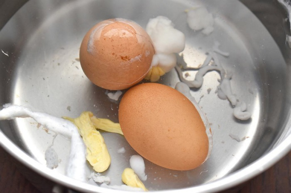 Из-за трещин часто вытекает белок и желток