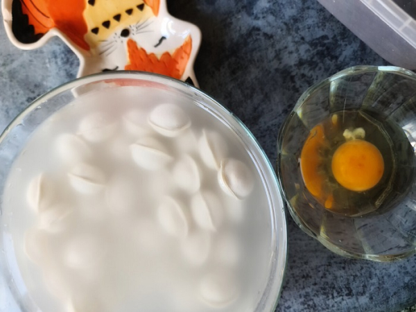 Пусть пельмени полежат в миске с холодной водой