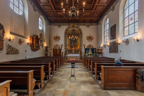 Восстановленный интерьер храма со старинными святынями.