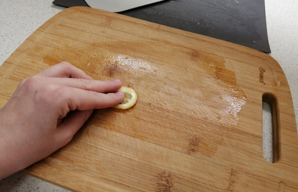 Лимон усуне неприємний запах з дерев'яної дошки Лимон устранит неприятный запах с деревянной доски