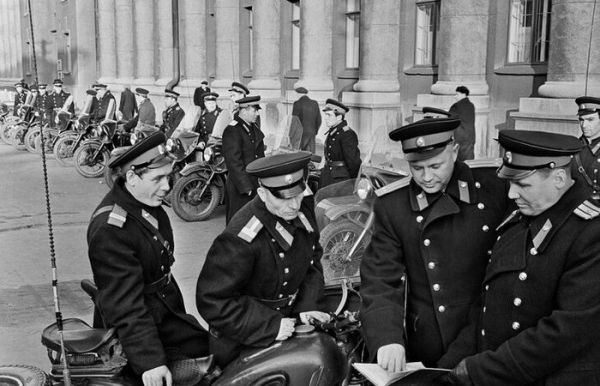 Працювали державні служби безпеки. Работали государственные службы безопасности.