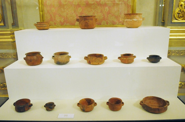 Частина артефактів із Мачу-Пікчу, які Єльський університет повернув Перу у 2011 році. Часть артефактов из Мачу-Пикчу, которые Йельский университет вернул Перу в 2011 году.