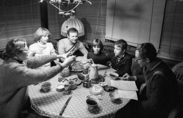 До складу ковбаси входив подрібнений чайний лист. В состав колбасы входил измельченный чайный лист.