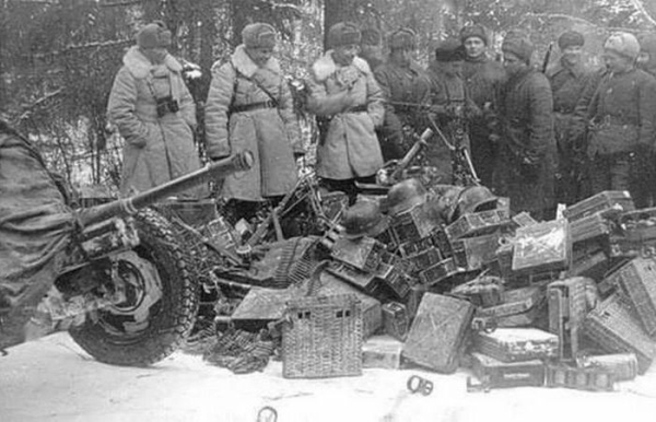 Звідки тільки зброя не попадала. Откуда только оружие не попадало.