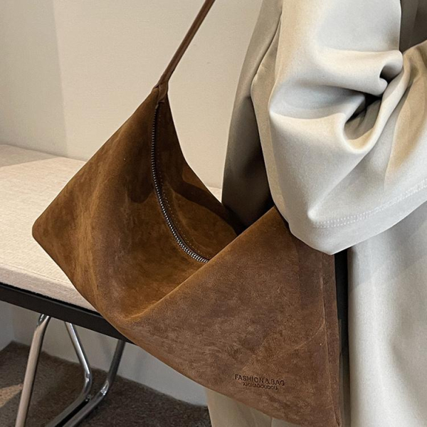 За замшей сложно ухаживать