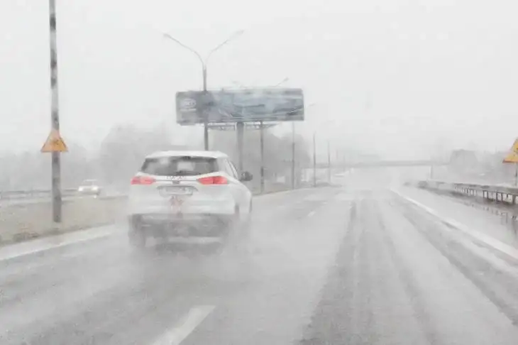 Білоруських водіїв попередили, як поводитись на дорогах під час заморозків: нагадування від ДАІ Автомобиль