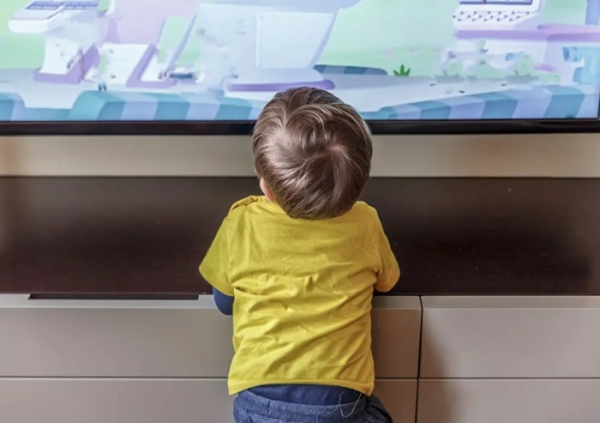 Всем нам с детства говорили не сидеть близко к телевизору, но причины для этого были ошибочны.