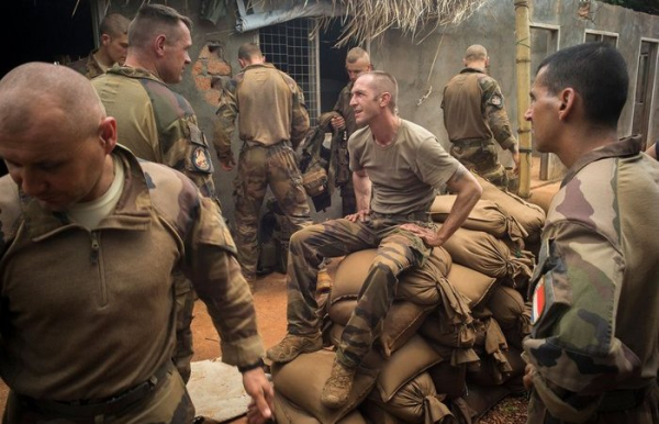 У легіоні є різні люди, а історія сама легіону сповнена слизьких моментів. Але мазати чорною фарбою таки не варто. Як, втім, і рожевий. В легионе есть самые разные люди, а история сама легиона полна скользких моментов. Но мазать чёрной краской всё-таки не стоит. Как, впрочем, и розовой.