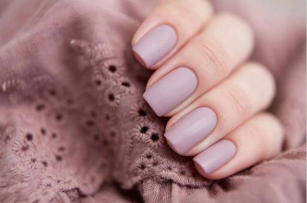 Матове покриття завжди виграшно виглядає на нігтях будь-якої довжини. Матовое покрытие всегда выигрышно смотрится на ногтях любой длины.